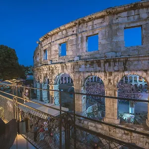 Arena & Seaview Luxurious Apartment